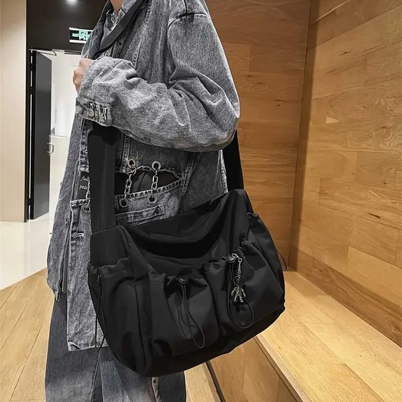 Moderns Crossbody ar stīgu akcentu, ietilpīgs un drošs rāvējslēdzēja aizdare — iekļauta stilīga soma CharmC241104_voghion.com
