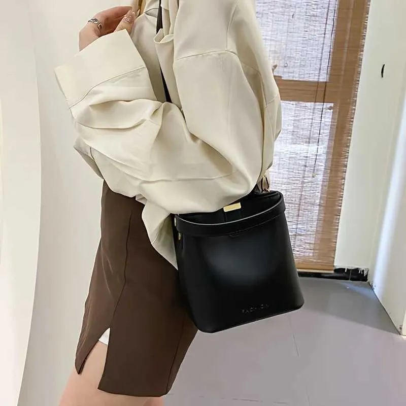 Mini-Beuteltasche in Volltonfarbe, minimalistische Umhängetasche, stilvolle Handtasche für Damen, Geldbörse C241216_voghion.com
