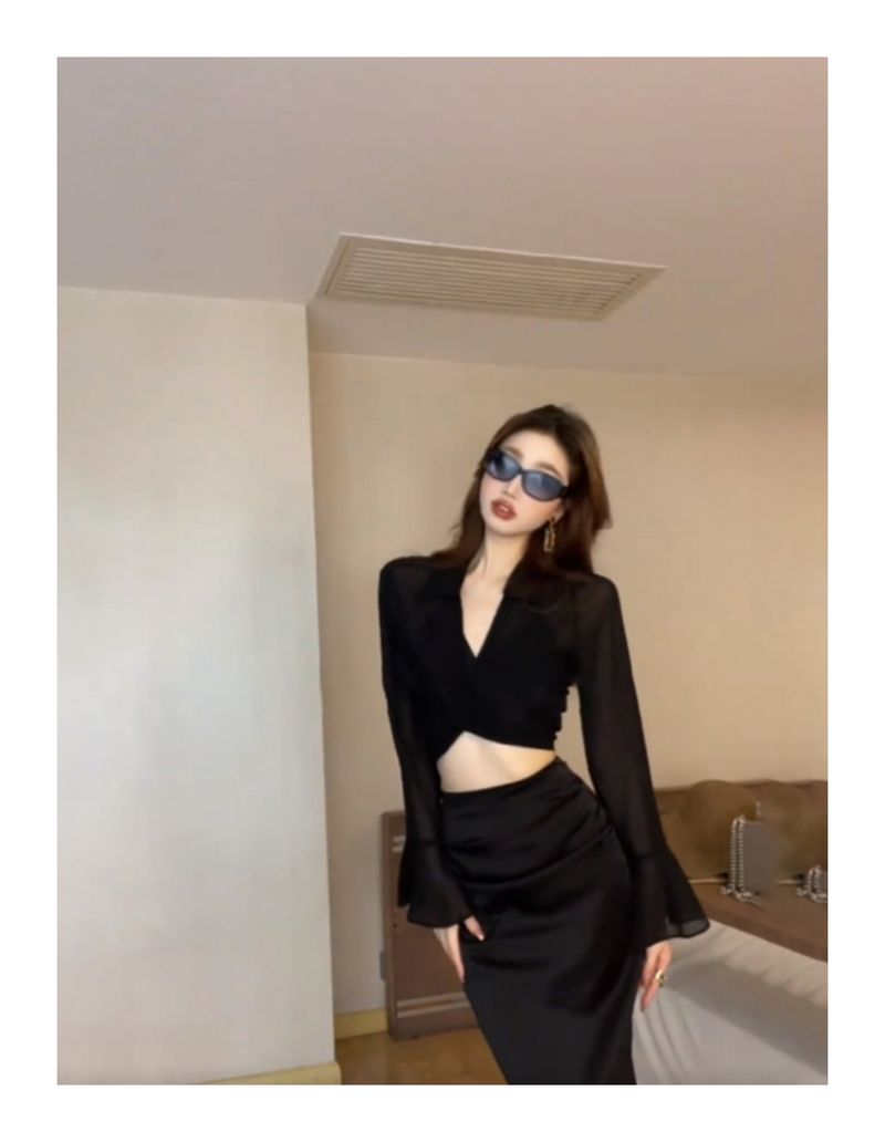 Un set sofisticato ed elegante, con una versatile maglietta nera e una gonna sexy da ragazza hot per le donne in estate_voghion.com