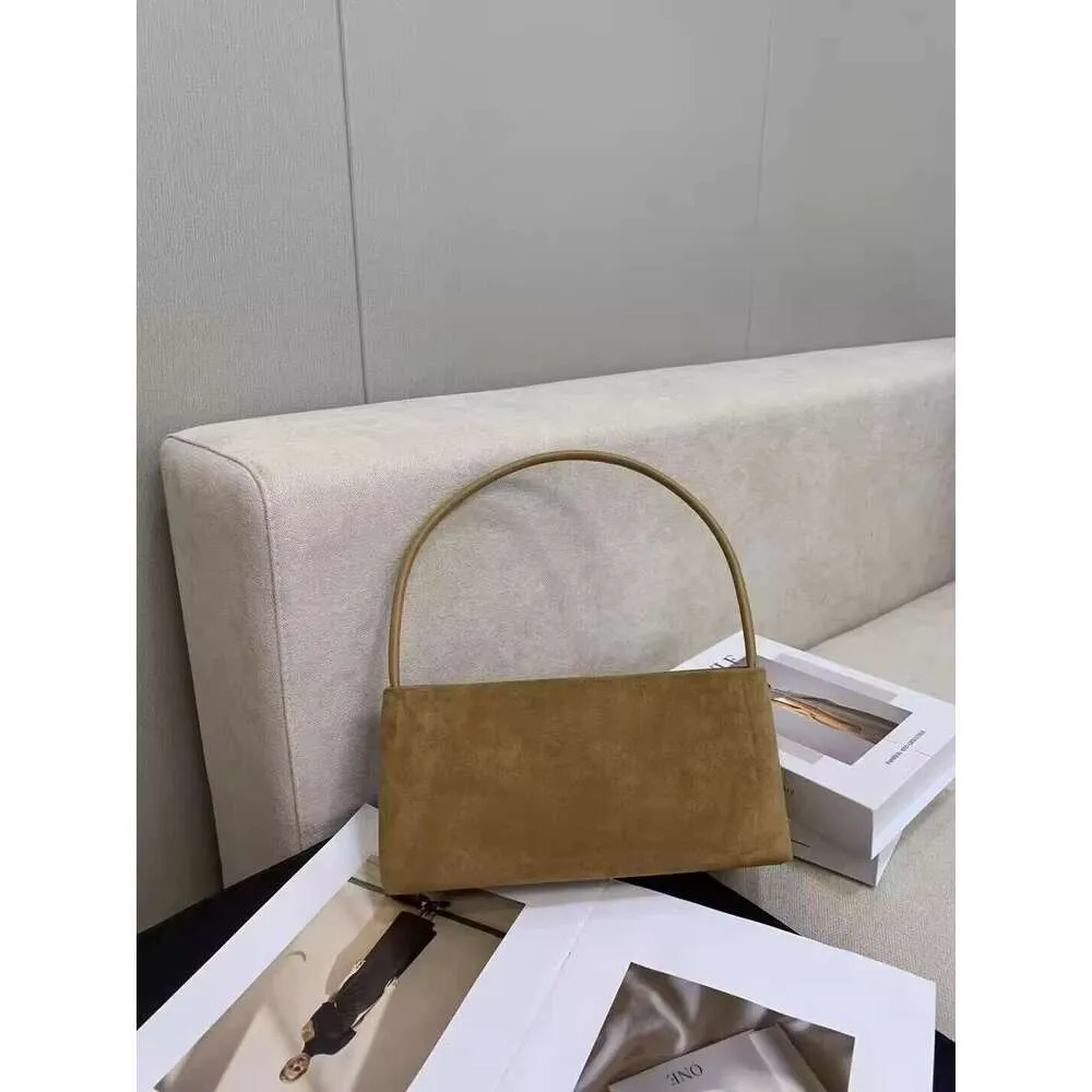 Borsa a spalla in pelle opaca da donna stile minimalista elegante_voghion.com