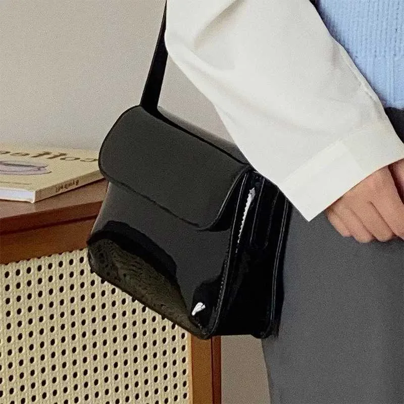 Retro Patent Leather Shoulder Bag For Women Solid Color Flap Bag_voghion.com