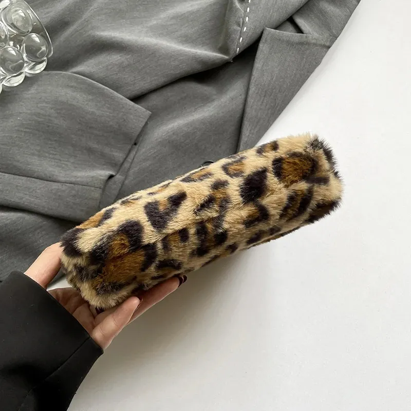 Plyšová make-up taška s leopardím potiskem, velkokapacitní, přenosná cestovní toaletní potřeby, kosmetika, prémiová senzorická úložná taška 241204_voghion.com