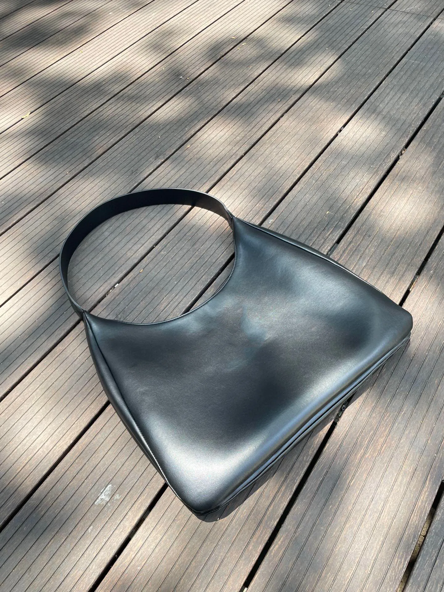 Borsa a tracolla leggera, morbida, delicata, rotonda, curva solitaria, grande e capiente, in pelle di vitello 2024_voghion.com