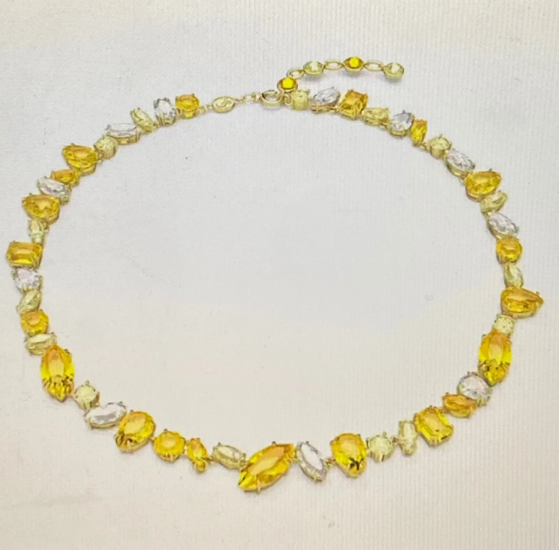 Conjunto de joias com brincos colar e pulseira de pedras_voghion.com