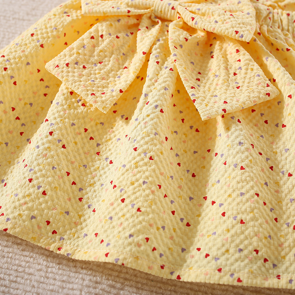 Peutermeisjes kinderkledingset van katoen, klein hartje, bedrukt, geel/roze strik, top en short_voghion.com