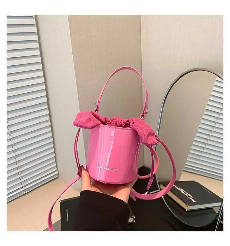 Mini Exquisite Weinrot Hochglanzlack Oberfläche Umhängetasche 2024 Neue Schleife Drstring Unterarm Taschen High Street Lippenstift_voghion.com