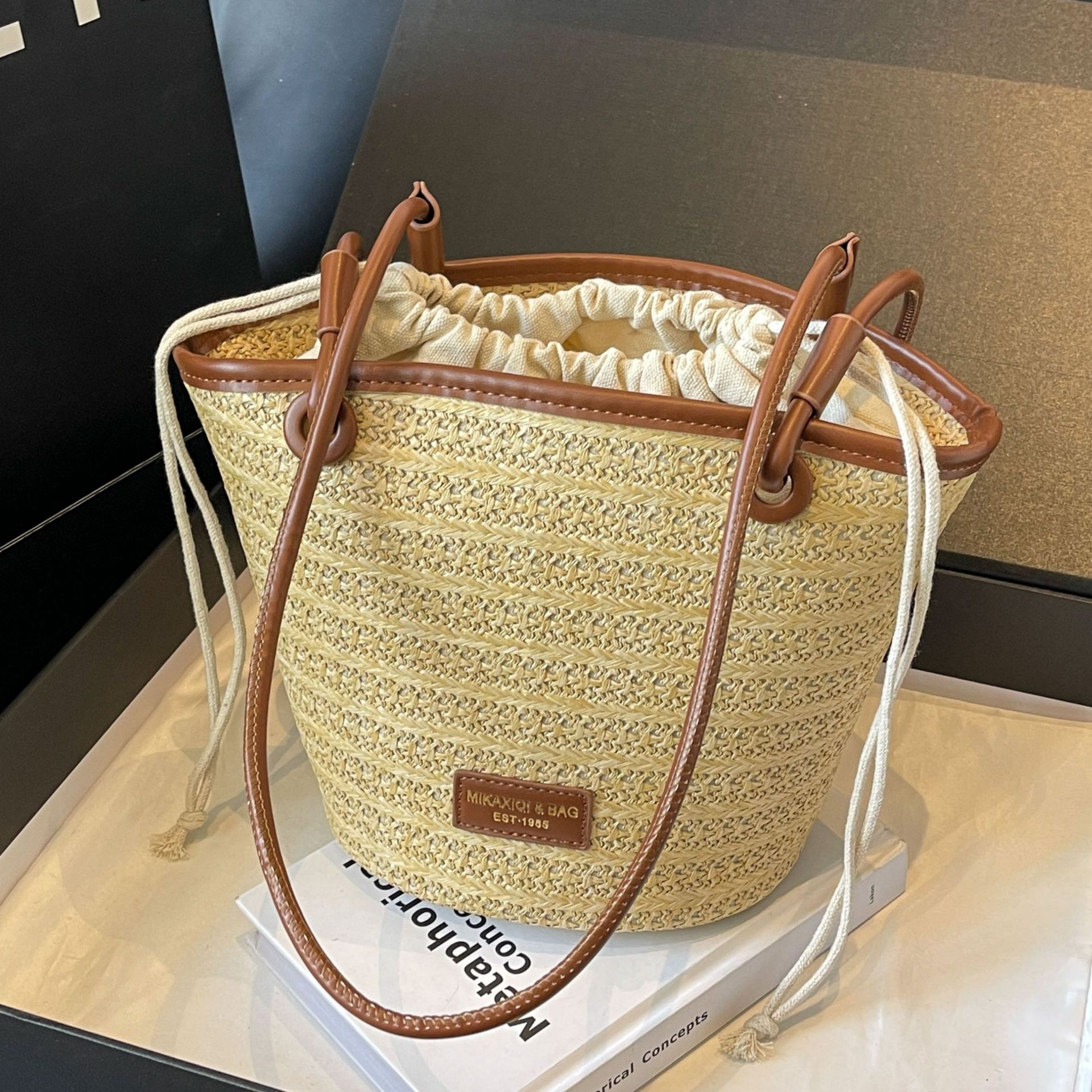 Fashionable Handheld Small for Women 2024 New Summer Grass Woven Seaside Beach Crossbody Bucket Bag