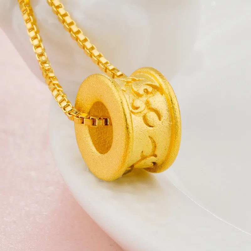 Collana con pendente dorato e perle cilindriche per donna elegante_voghion.com
