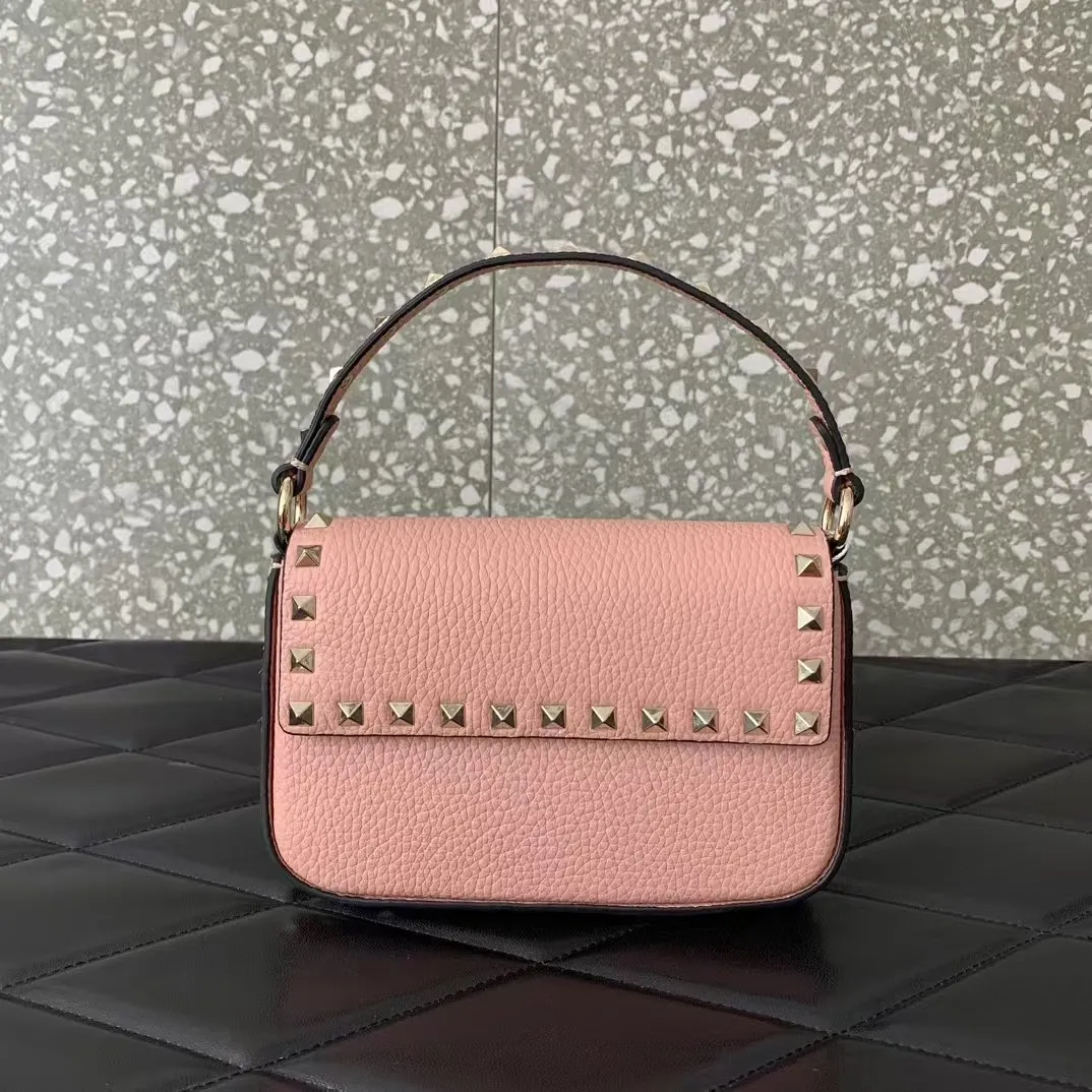 Borsa a tracolla con tracolla lunga in vera pelle di vitello con borchie e fibbia in argento._voghion.com
