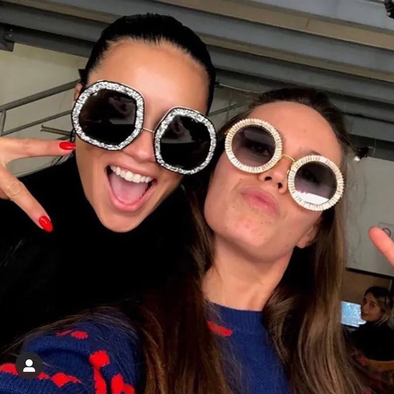 Designer Women's Round Sunglasses With Metal Temple Elements_voghion.com