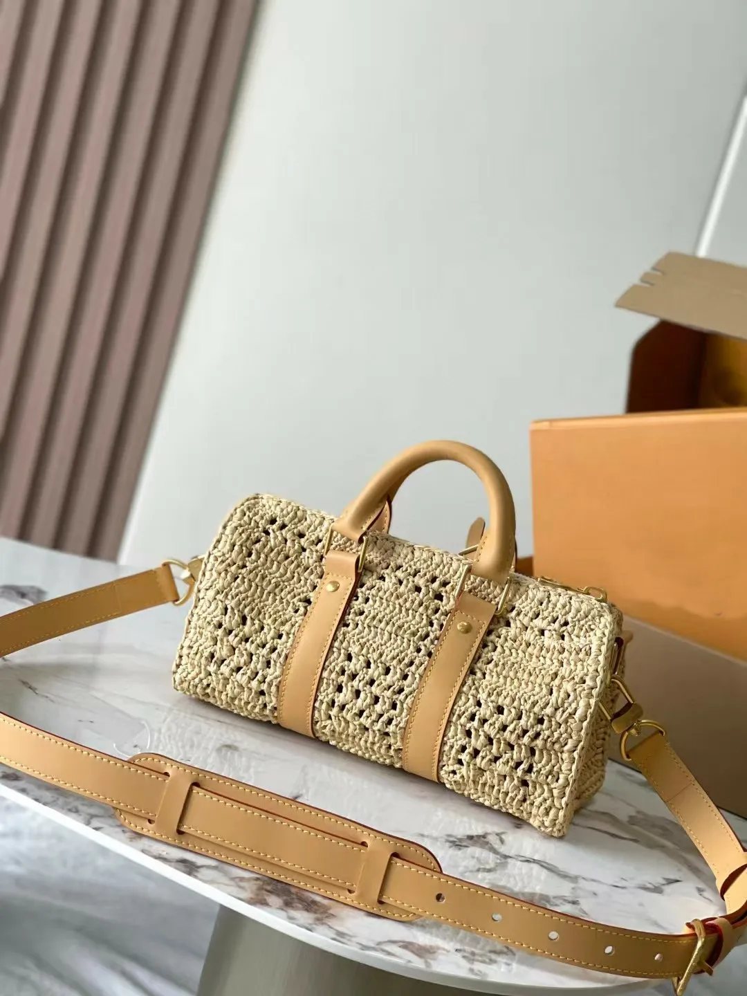 Borse da spiaggia di design di alta qualità in foglia di palma intrecciata, traforate, in rafia e pelle, con tracolla lunga e finiture dorate._voghion.com