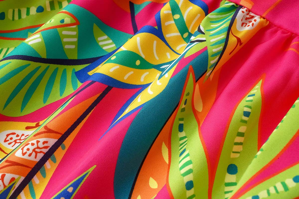 Damenkleid „2024 Summer“ mit Blattmuster und Wickeldesign und Bindeband_voghion.com