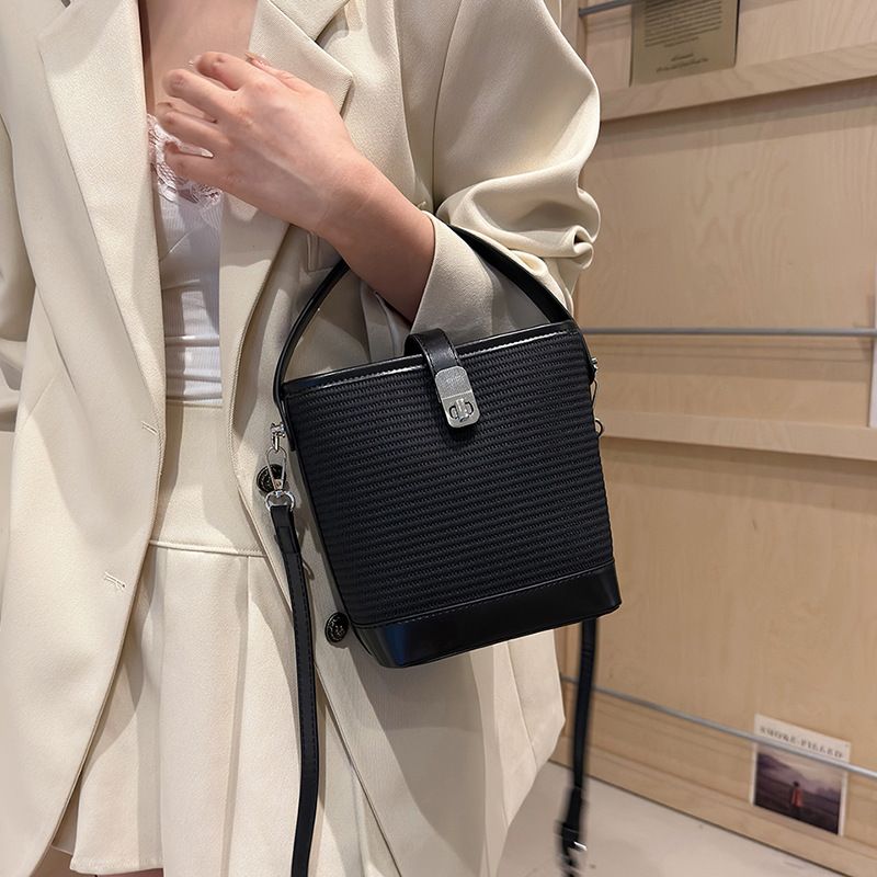 Erba di nicchia super popolare per le donne 2024 nuova borsa a secchiello per l'acqua a tracolla intrecciata versatile con blocco di colore estivo, mobile_voghion.com