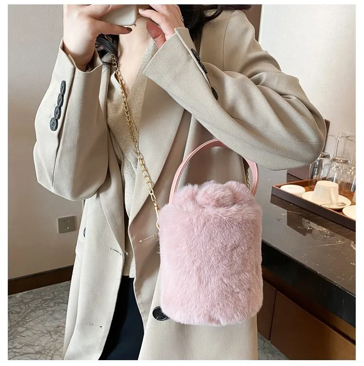 Sac à main en peluche avec cordon de serrage et boule de laine antivol, sac à bandoulière à une épaule, sac seau à la mode pour femmes 240820_voghion.com