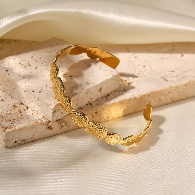 Bracciale in acciaio al titanio di forma irregolare, placcato oro, alla moda, versatile, con motivo a vulcano aperto, per donna_voghion.com