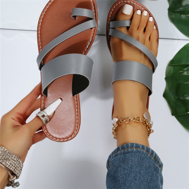 Infradito da donna con punta oversize e fondo piatto, con tacco piatto e sandali da spiaggia sulla parte esterna dello slip_voghion.com