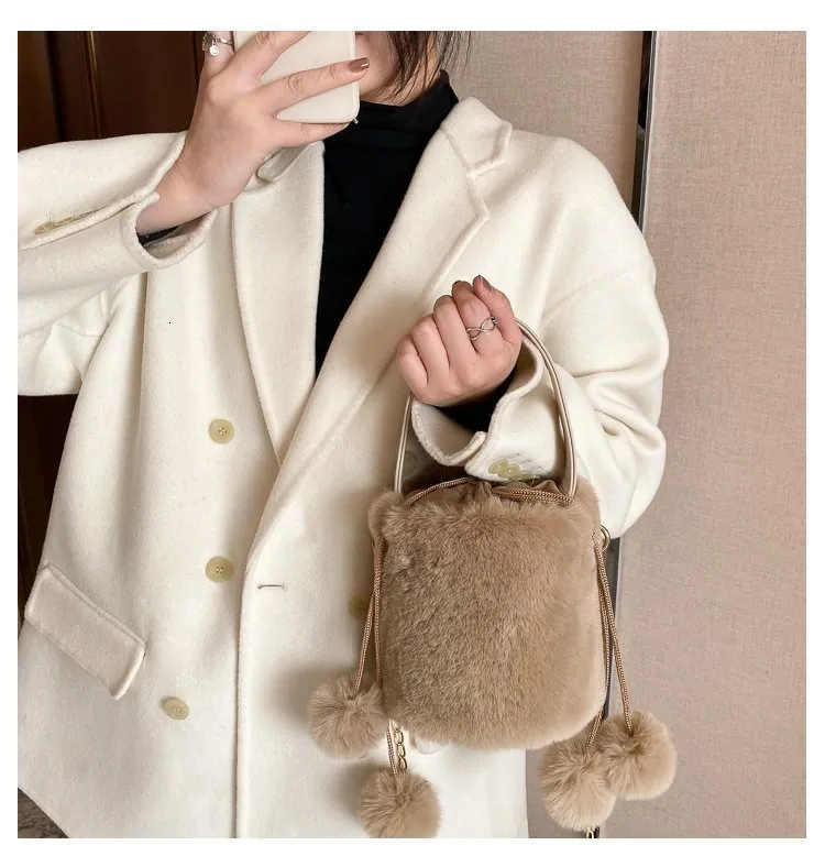 Sac à main en peluche avec cordon de serrage et boule de laine antivol, sac à bandoulière à une épaule, sac seau à la mode pour femmes 240820_voghion.com