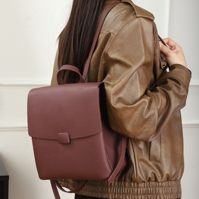 Kleiner, einfarbiger Rucack aus echtem Leder für Damen, modischer, lässiger Daypack, stylische Pendlertasche_voghion.com