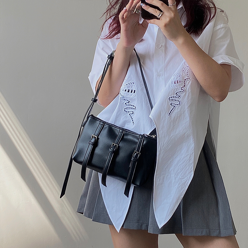 2024 Nischendesign Crossbody Damengürtel personalisierte Einzelschulter Unterarm lässig neue trendige und würzige Mädchentasche_voghion.com