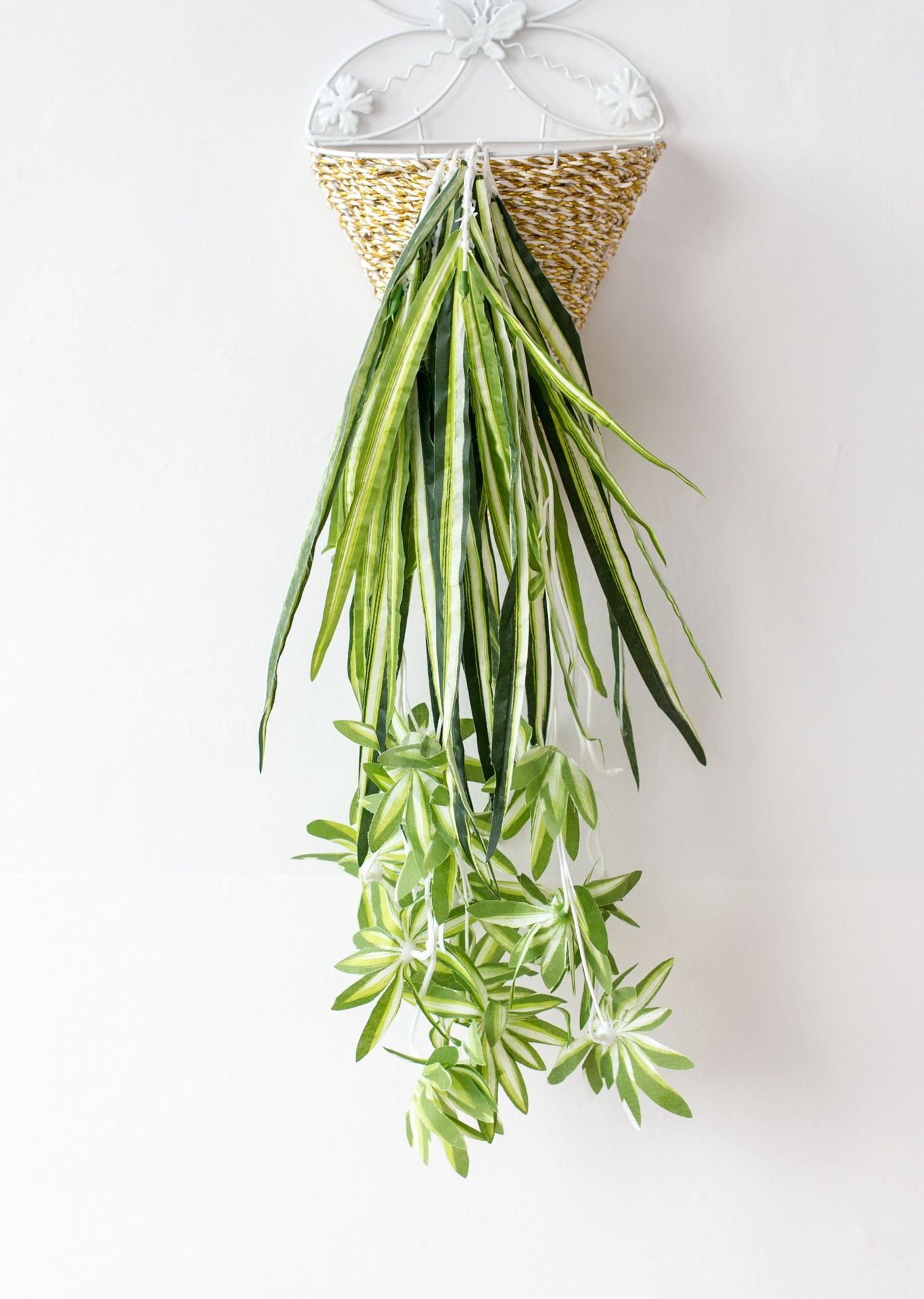 Simulation of spider wall, dragon beard white edge grass orchid family, flower arrangement with grass wall background decoration simulation plant_voghion.com