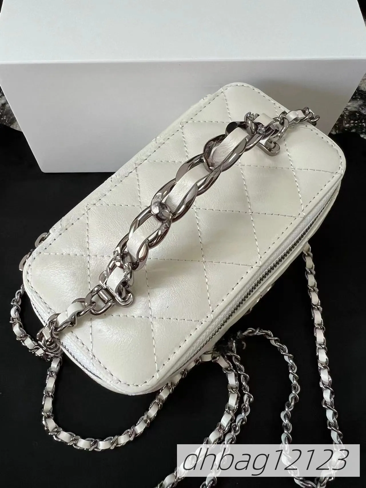 Borsa a tracolla da donna in pelle con motivo a quadri, chiusura in metallo e catena traforata, 10A 23K, per trucco_voghion.com