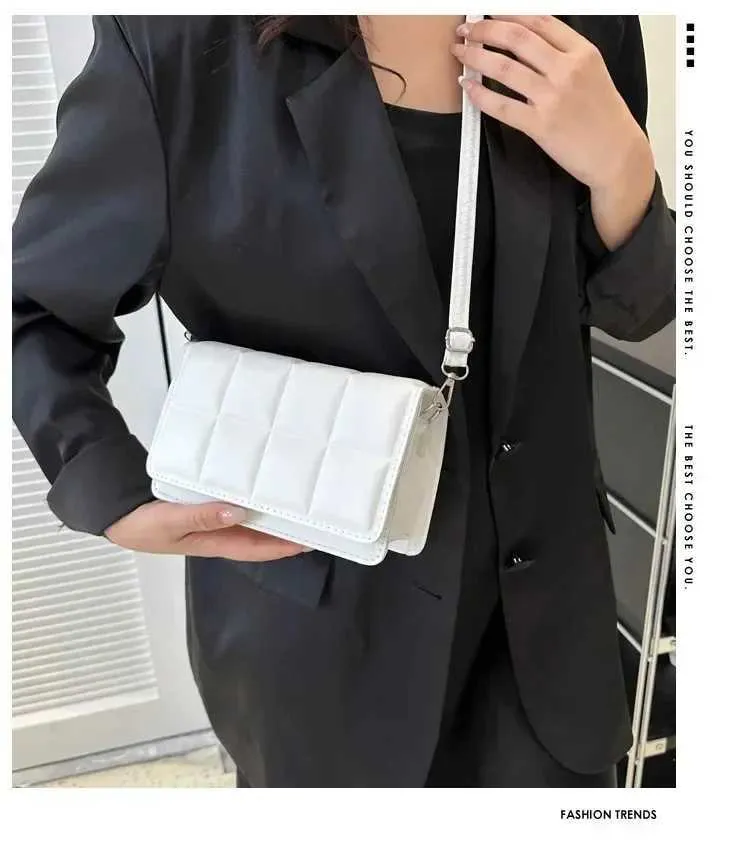 Qiuxin 2024 Fem Literatur Einzelschuh Ethnisches Design Umhängetasche Trend Warm Bao Bolsos Y241106_voghion.com