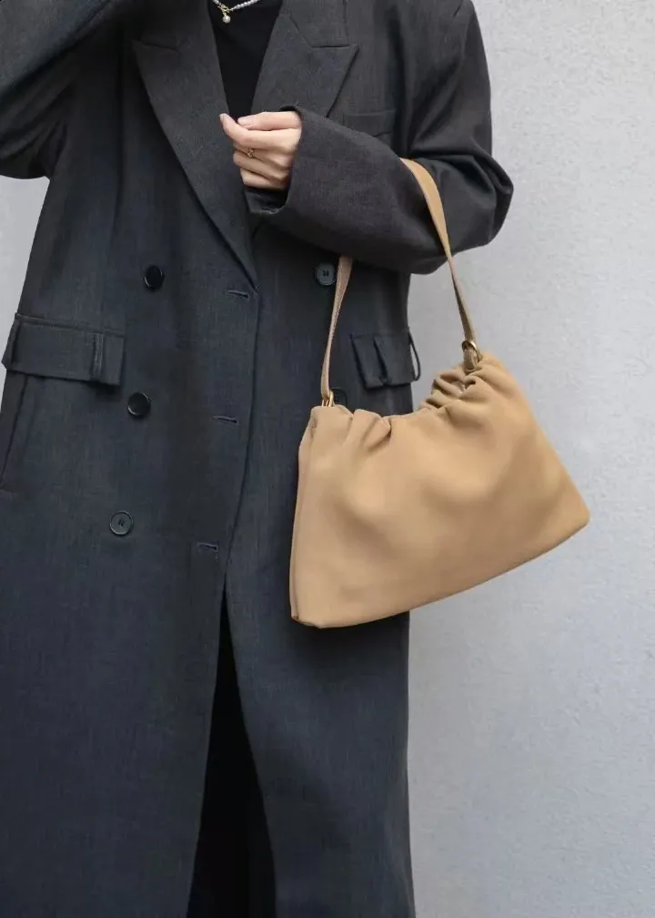 Borsa a spalla e borsa a mano in camoscio da donna con due cinghie_voghion.com