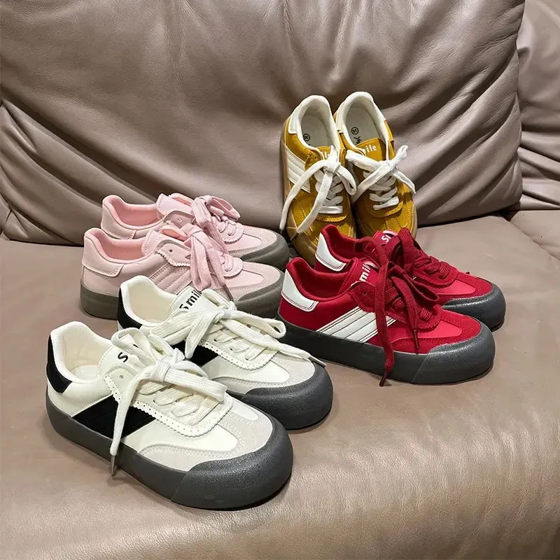 Women's Casual Sneakers Vintage Versatile Flat Shoes Black White_voghion.com