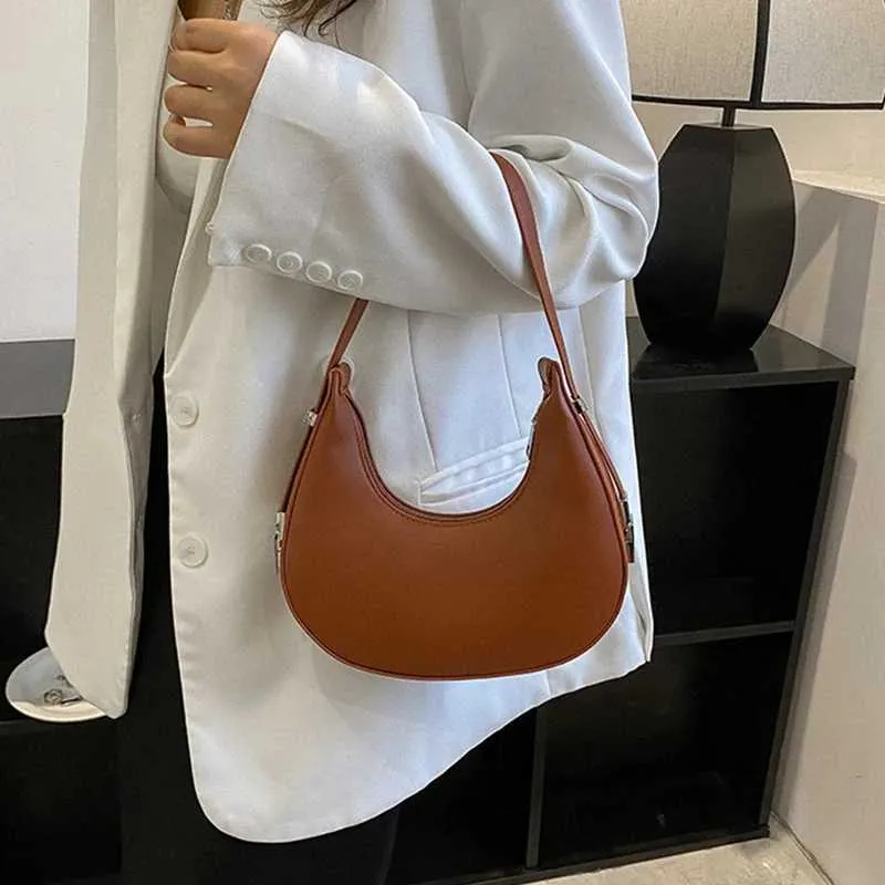 Borsa a spalla a mezzaluna donna elegante in ecopelle_voghion.com