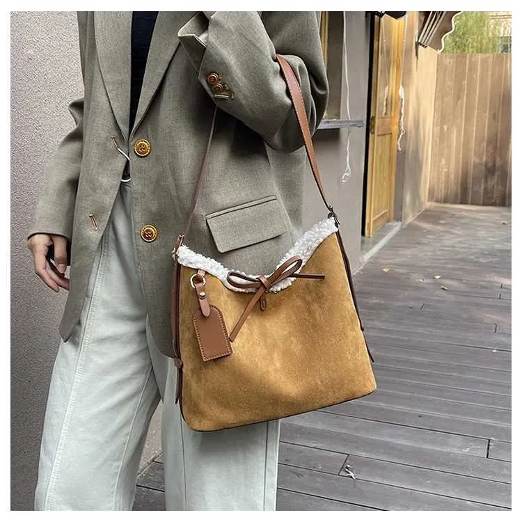 Borsa a secchiello e borsa a spalla in scamosciato per donna_voghion.com