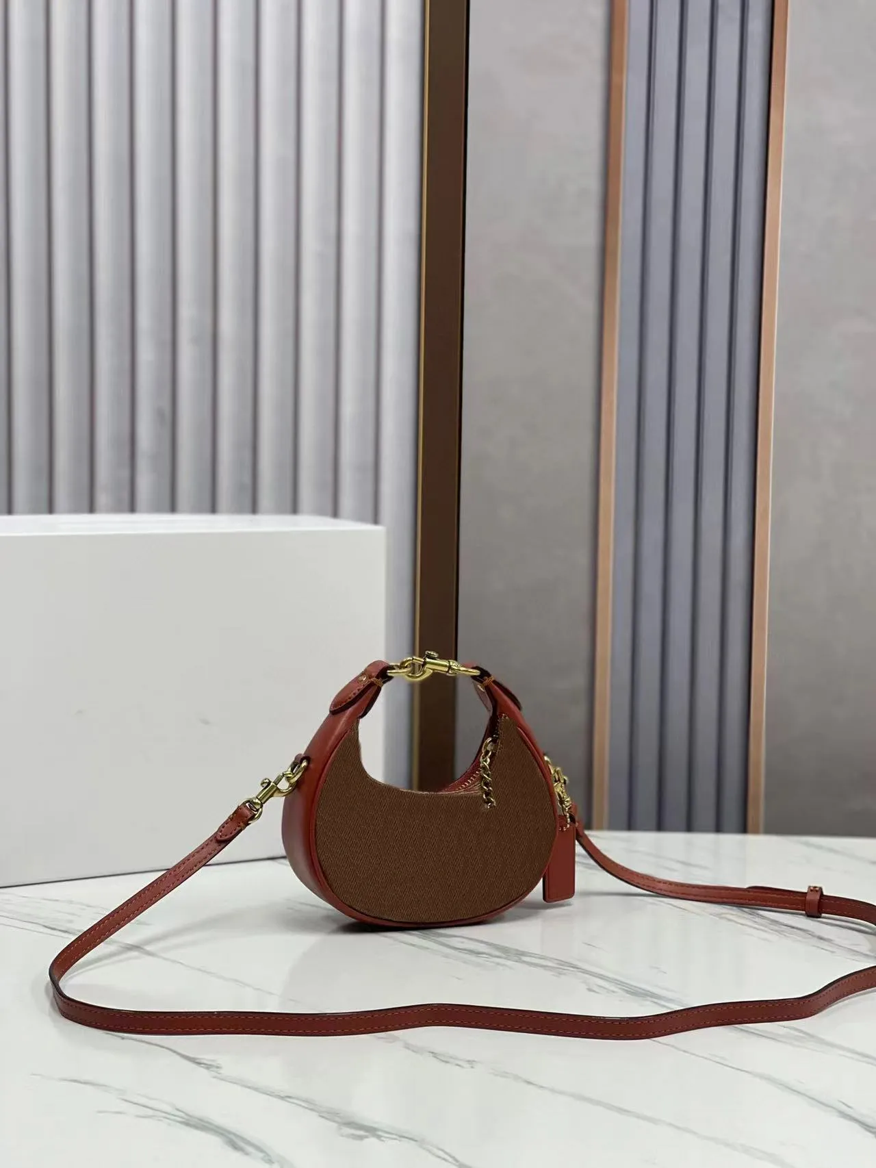 Borse Hobo - Elegante borsa a spalla a mezzaluna con finiture in argento, chiusura con cerniera a mezzaluna, tracolla lunga, in pregiata pelle_voghion.com