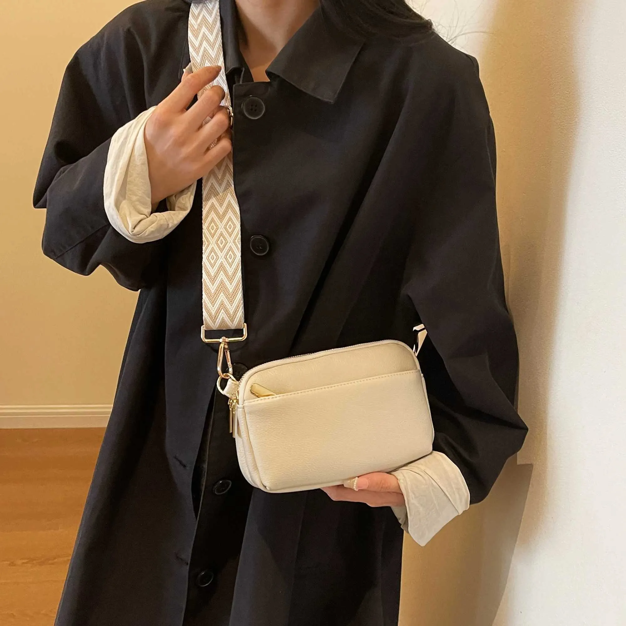 This Is a Super Practical Messenger Bag Fashion Wide Shoulder Strap Design Suitable for Going Out Shopping_voghion.com