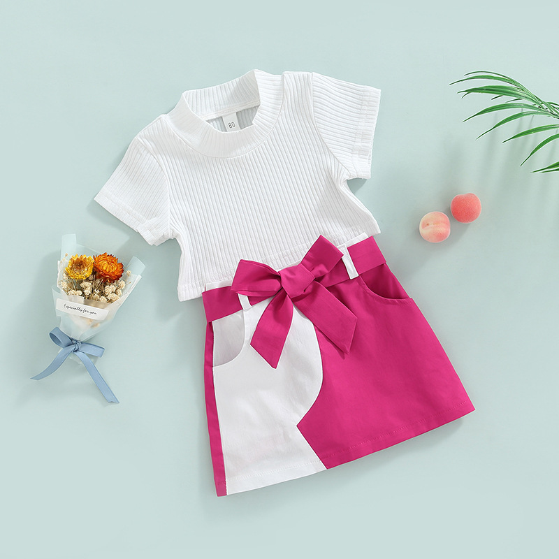 Le ragazze Mother&Kids indossano un tailleur gonna color patchwork in t-shirt tinta unita in stile casual_voghion.com