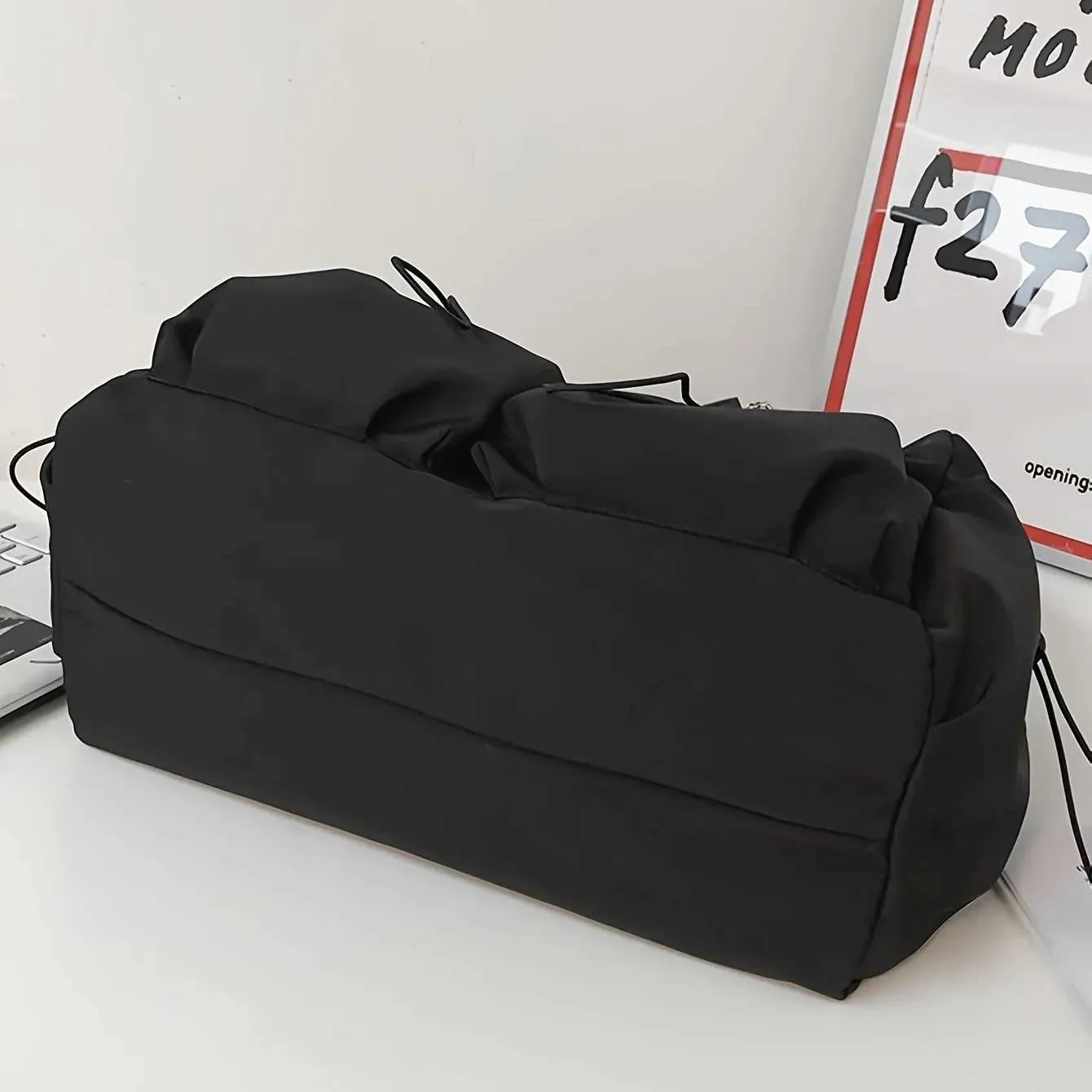 Moderns Crossbody ar stīgu akcentu, ietilpīgs un drošs rāvējslēdzēja aizdare — iekļauta stilīga soma CharmC241104_voghion.com