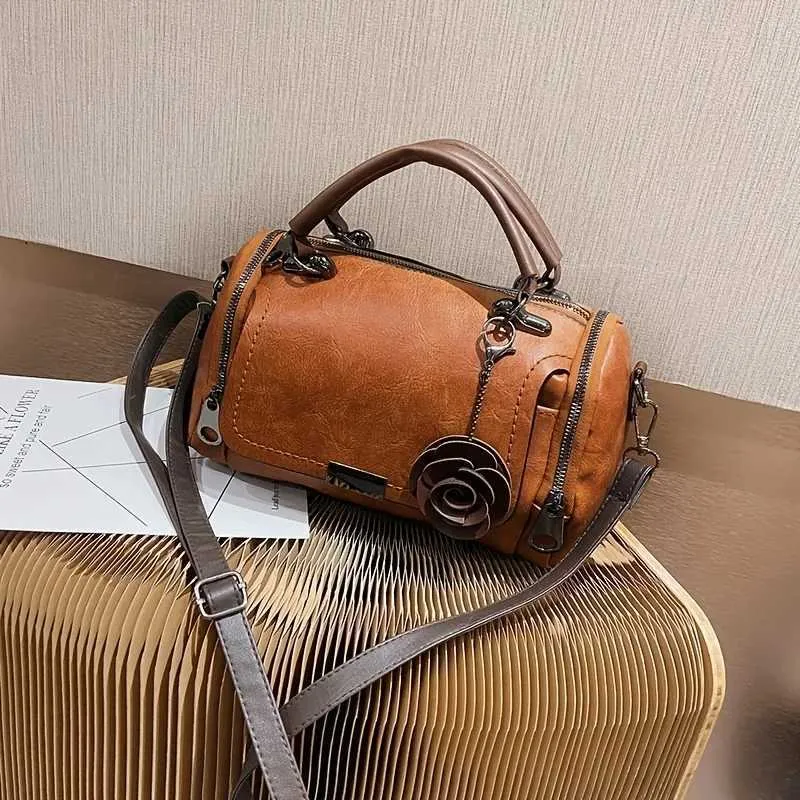 Große Vintage-Handtasche Boston aus einfarbigem PU mit Reißverschluss und Anhänger – perfekt für den gelegentlichen Gebrauch C241217_voghion.com