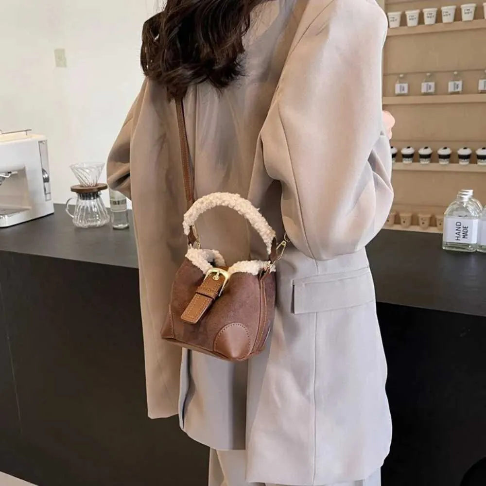 Borse a secchiello in lana di agnello alla moda con tracolla Borsa a tracolla retrò in peluche vintage da donna C241212_voghion.com