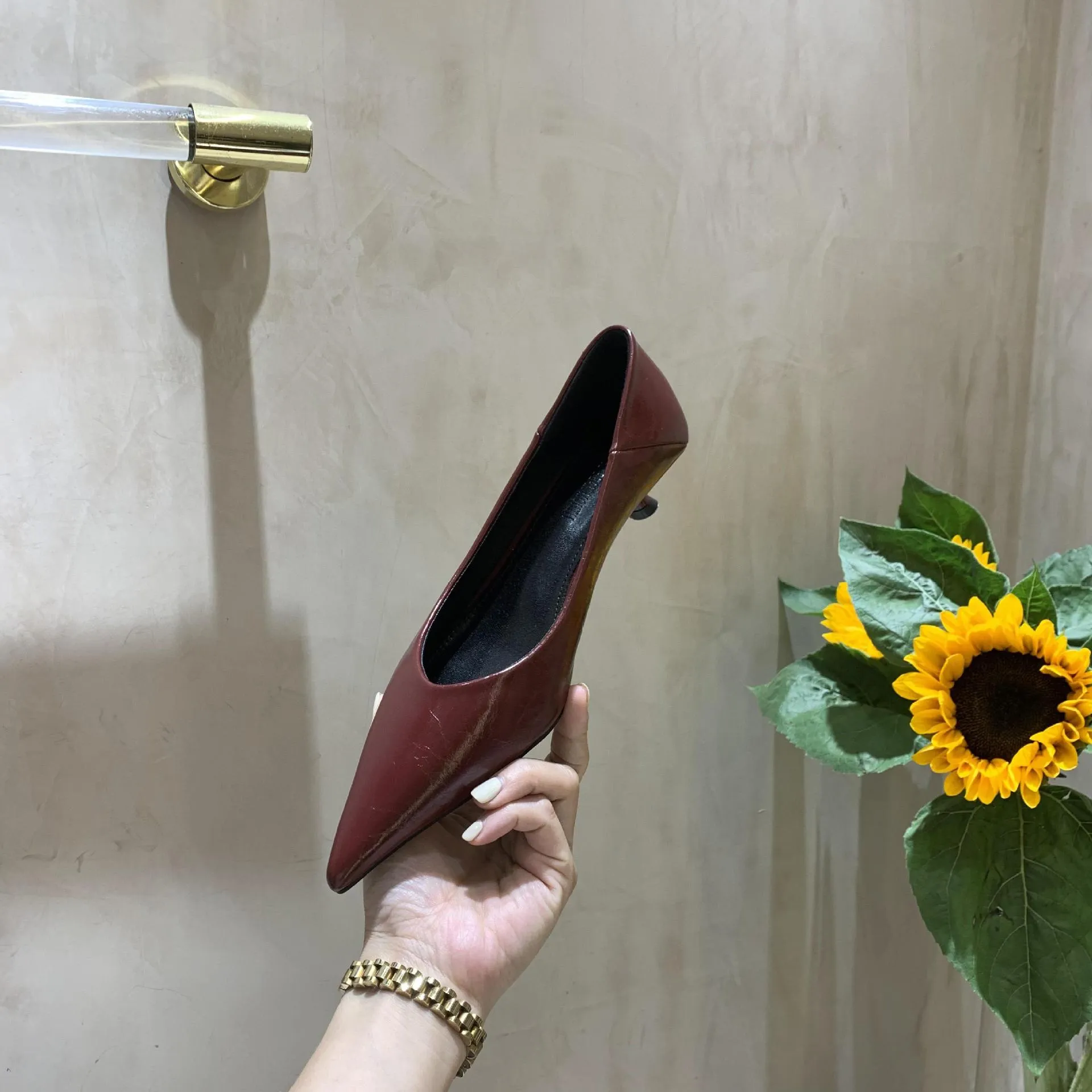 Sieviešu klasiskā dizaina maigs, moderns, viegls, ērts minimālisma vintage stila apavi ikdienas lietošanai, brūna, trīskārši sudrabaini_voghion.com