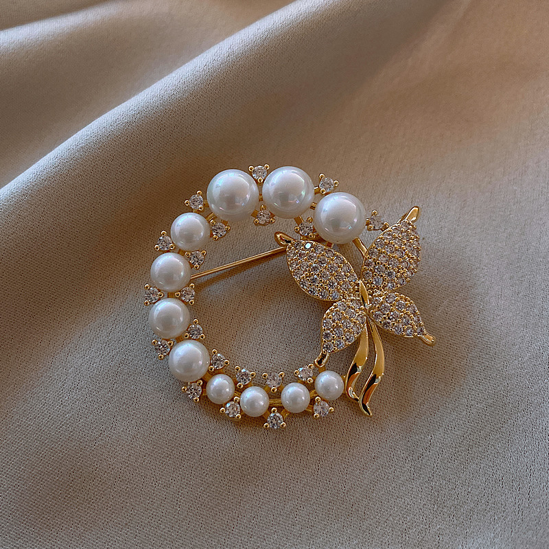 French style light luxury diamond letter brooch fashionable elegant high-grade suit pin niche light luxury new accessories for women