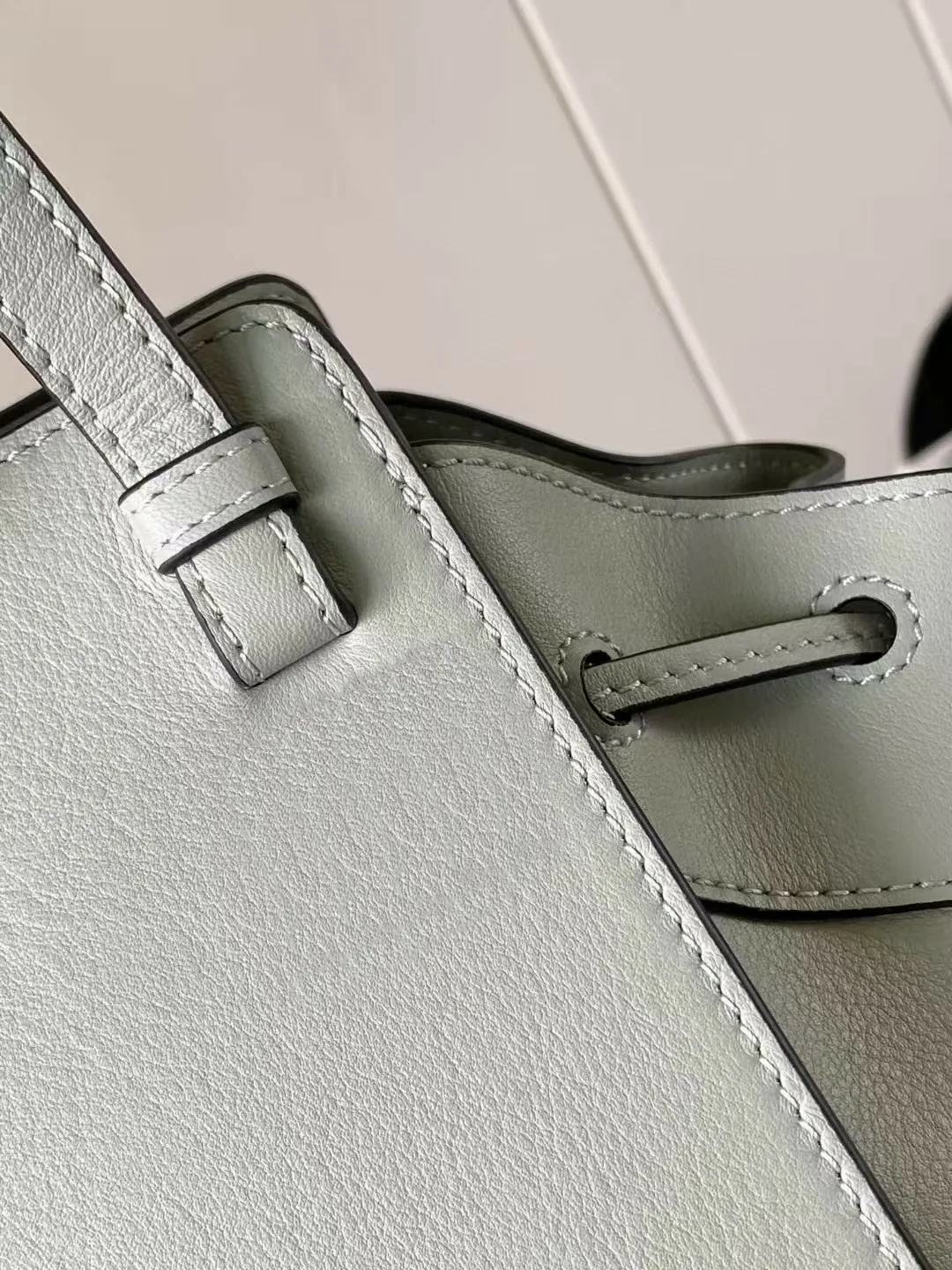 Borsa a mano Hobo in pelle, borsa a secchiello in pelle di vitello grana: borsa a tracolla con coulisse in metallo dorato di design per uso quotidiano da donna_voghion.com