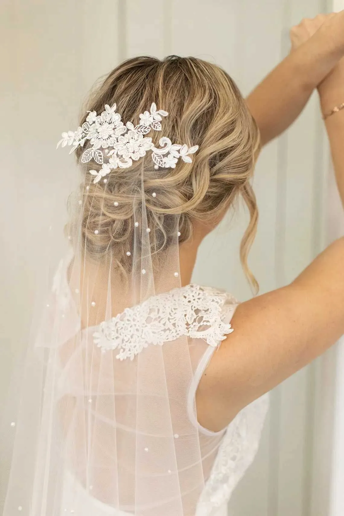 Velo da sposa con applicazioni in pizzo gioiello Hai con perle 2022 Nuovo copricapo in tulle tagliato Eage Bide Accessori Bidal_voghion.com