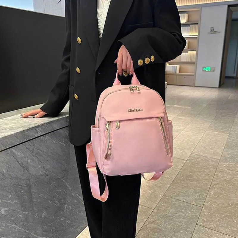 Mochila de mujer impermeable en nylon bolso versátil de moda_voghion.com