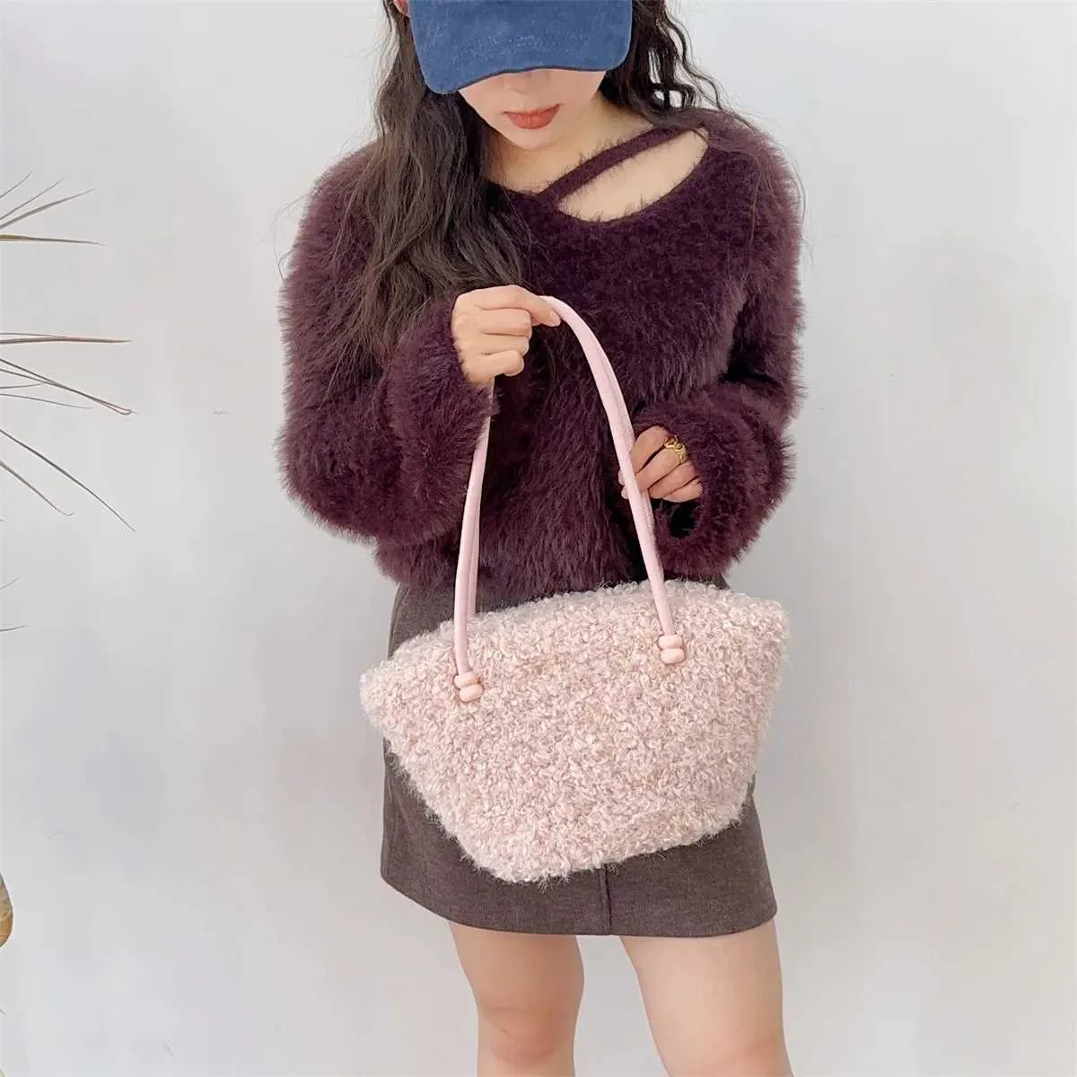 Bolso de hombro de felpa para mujer, de moda, liso, suave, informal, de lana de cordero, de gran capacidad, ligero, para uso diario._voghion.com