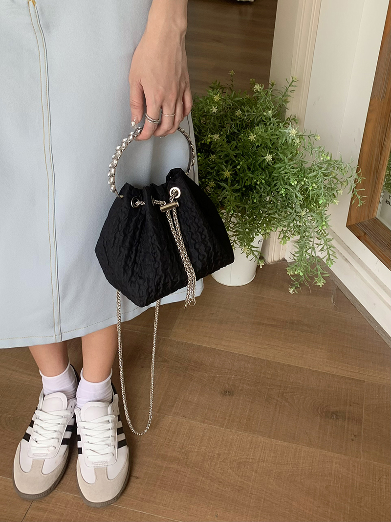 Koreanische Version der Schulter-Umhängetasche Kette, süße und modische 2024 neue Eimer Tasche, ins, Nische tragbare Trend_voghion.com