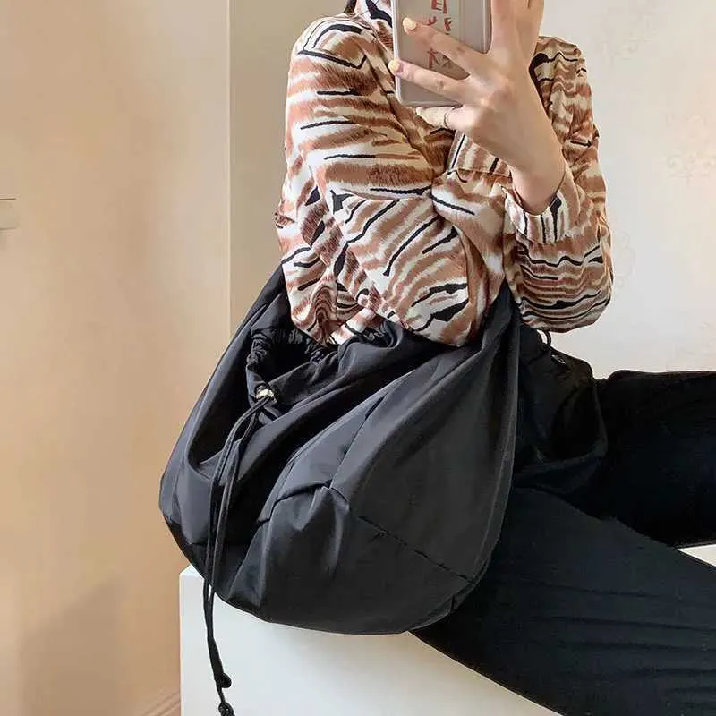 Borsa a tracolla da donna in nylon di grande capacità, leggera, casual, tinta unita, con tracolla, hobo bag firmata C241211_voghion.com