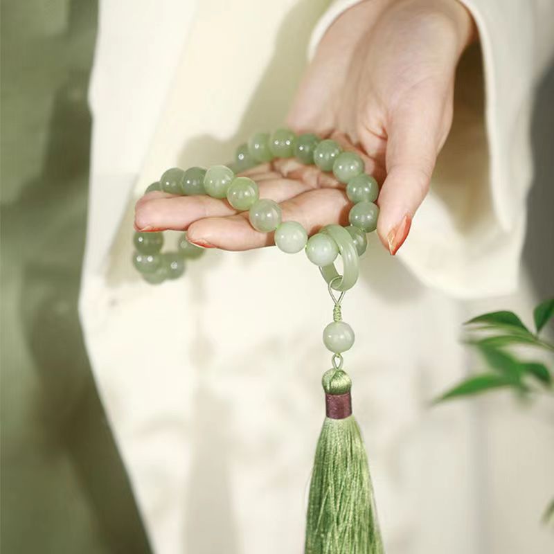 Qingqing Zijin Wraps Her Fingers, Soft Beads, Girl Plate Play, Quiet Heart, Handheld Hands, Ancient Style, Playing with_voghion.com
