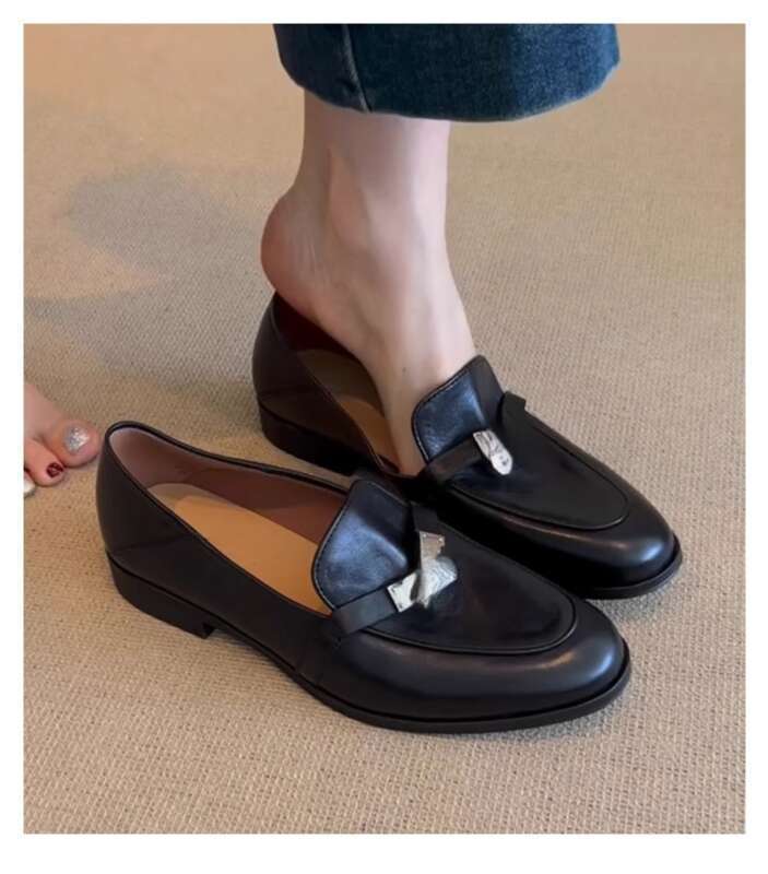 2024 Women's Round Toe Flat Loafers With Leather Upper And Metal Buckle Embellishment._voghion.com