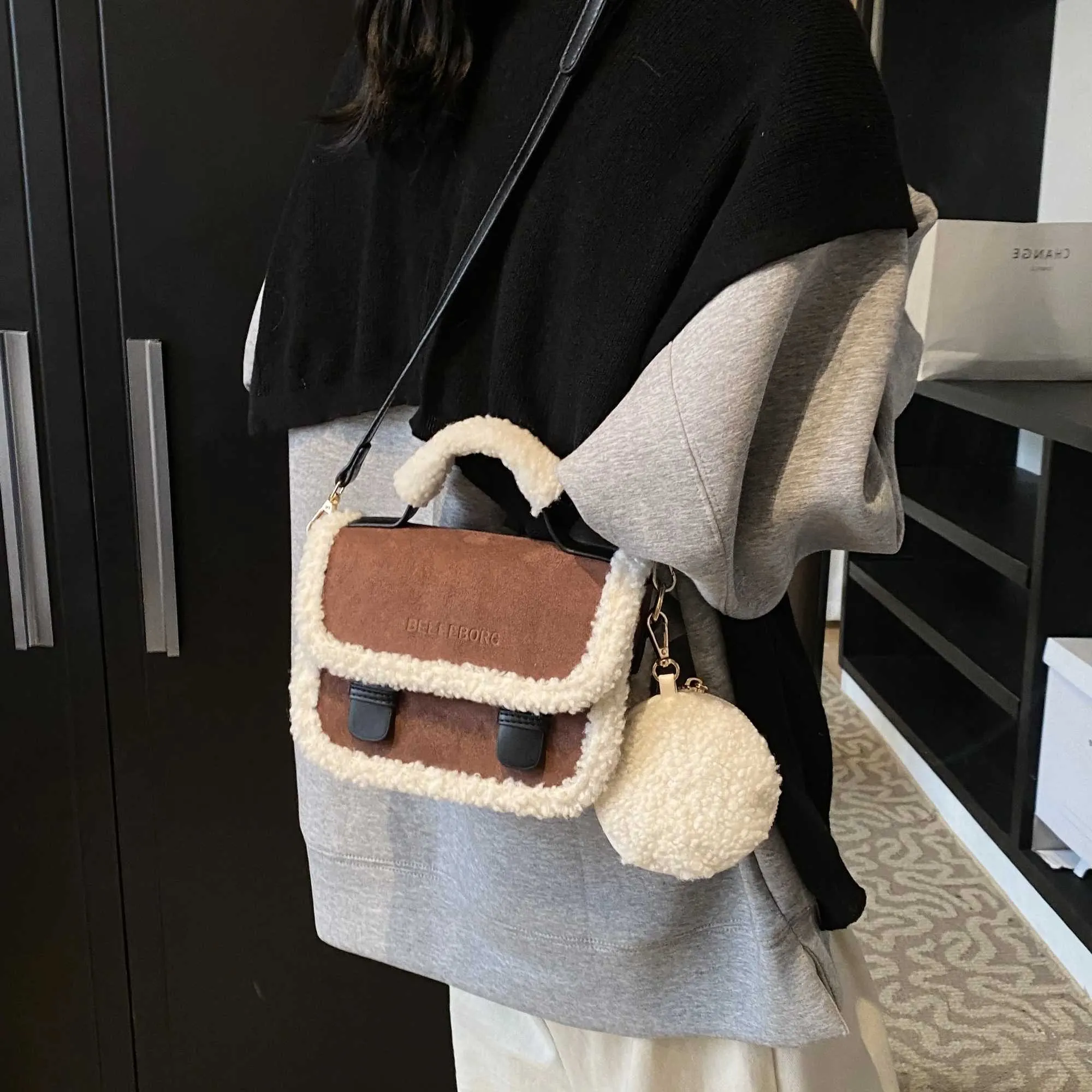 Nuevos bolsos de alta gama y de nicho con forma de cruz congelada para 2024 Y241216_voghion.com