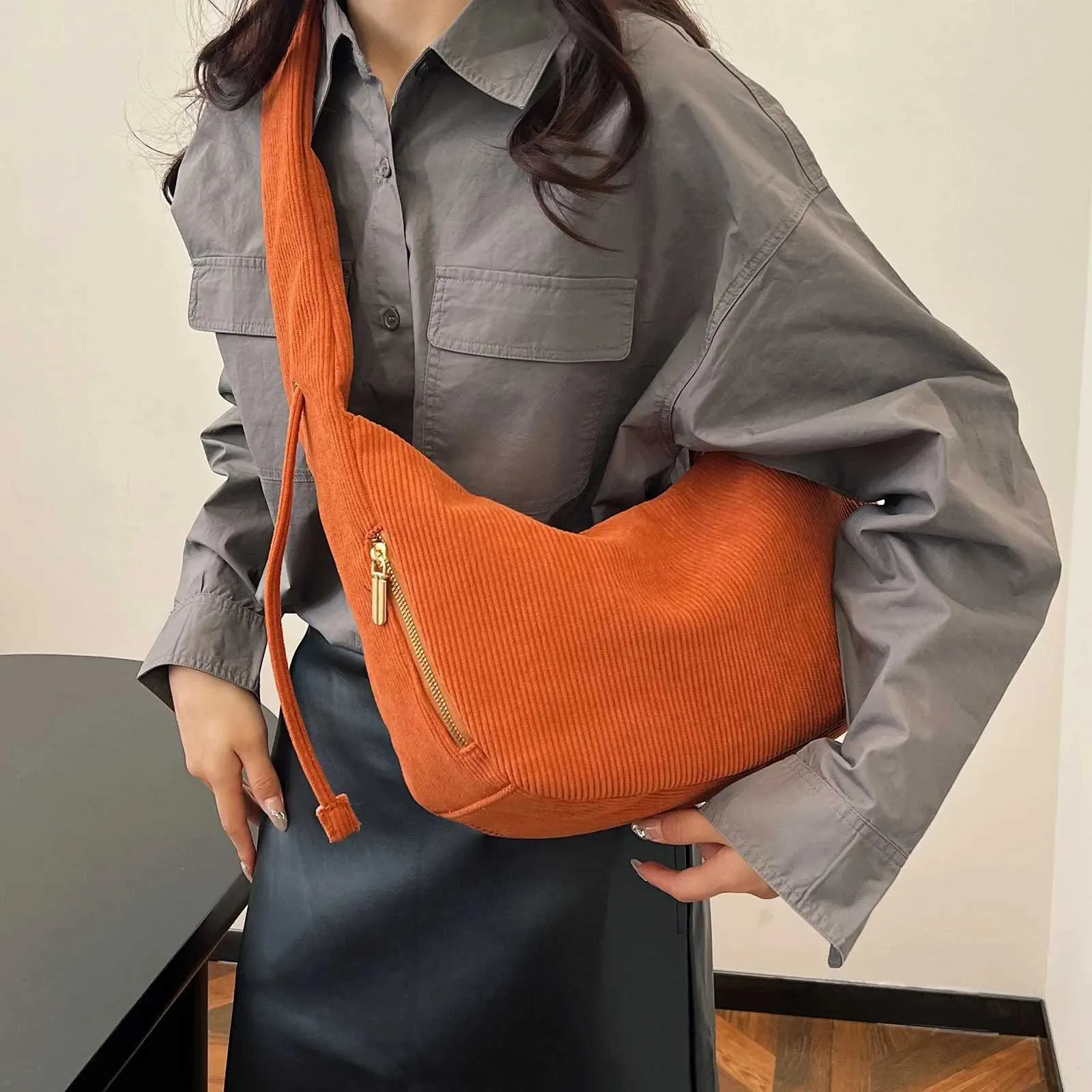 Corduroy Drstring Cloud Damen Große Kapazität Dumpg 2024 Neue einfache lässige Achseltasche Handtasche Schulter CrossbodyC241106_voghion.com