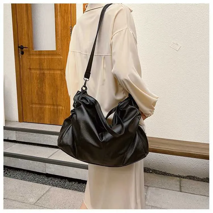 Large black shoulder large homeless shopping solid color high-quality leather cross body handbag womens travel bag_voghion.com