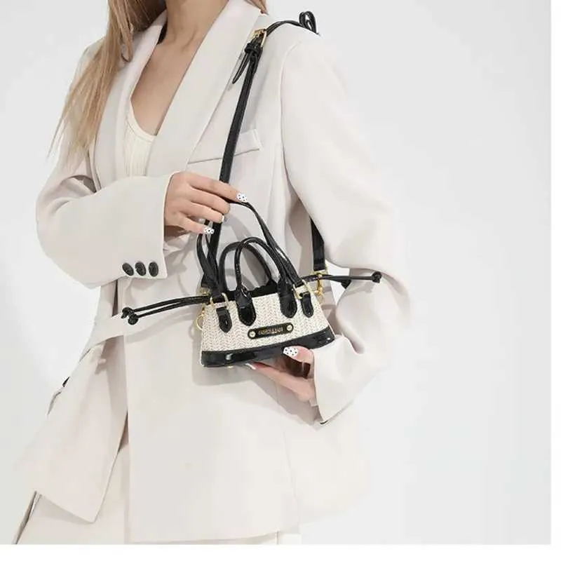 KK Ladies Spicy Girl Crossbody Bag Handbag Patent Leather Glossy Grass Weaving Splice Fashionable and FashionableC241116_voghion.com